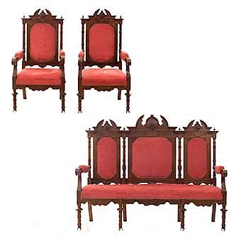 Sala. Siglo XX. Estilo español. En talla de madera. Consta de: Sofá de 3 plazas y par de sillones.
