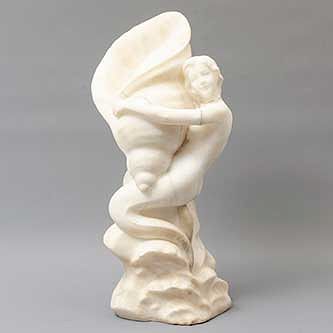 Dama con concha de mar. Origen europeo. Siglo XX. Elaborada en alabastro. Dimensiones: 44 x 20 x 15 cm.