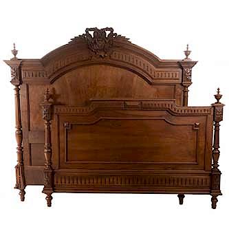 Cama matrimonial. Francia. Siglo XX. Estilo Enrique II. En talla de madera de nogal. Con cabecera, piecera y 2 largueros.
