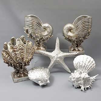 Lote de 7 figuras marinas. SXX. Elaboradas en resina con esmalte plateado. Consta de: estrella de mar, caracol marino, otros.