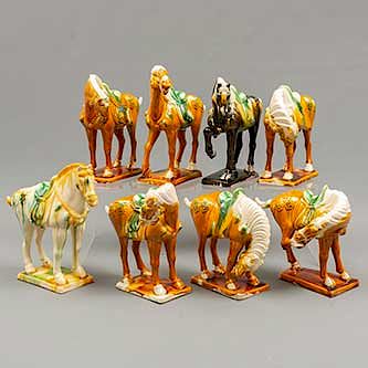 Lote de 8 figuras de caballos. China. Siglo XX. Elaborados en cerámica. Acabado brillante. Réplicas de la dinastía Tang.