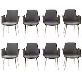 Lote de 8 sillas. Siglo XX. Estructura de acero. Con respaldos cerrados y asientos en polipiel color gris, fustes y soportes lisos.