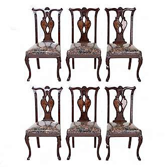 Lote de 6 sillas. Siglo XX. En talla de madera. Respaldos semiabiertos, asientos en tapicería floreada, fustes y soportes semicurvos.