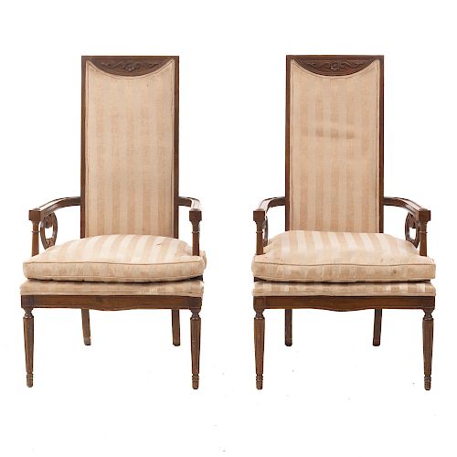 Par de sillones. SXX. En talla de madera. Con respaldos cerrados y asientos acojinados en tapicería color beige y fustes acanalados.