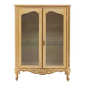 Vitrina. Siglo XX. En talla de madera. Con 2 puertas abatibles con cristal irregular biselado y entrepaño de cristal. 115 x 86 x 45 cm.