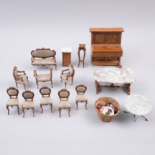 Colección de juguetes. Siglo XX. Muebles para sala de estar, mesas y comedor. Elaborados en madera tallada y laqueada. Pz: 14