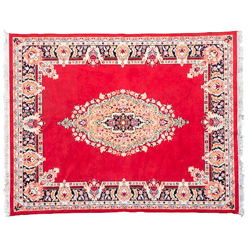 Tapete. Persia, siglo XX. Estilo Mashad. Elaborado en fibras de lana y algodón. Decorado con margen floral y orgánico con medallón.