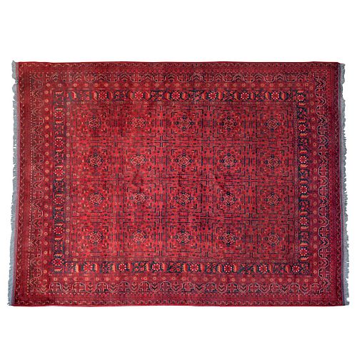 Tapete. Turquía, Isparta, siglo XX. Elaborada en fibras de lana y algodón sobre fondo rojo. Decorada con motivos geométricos.