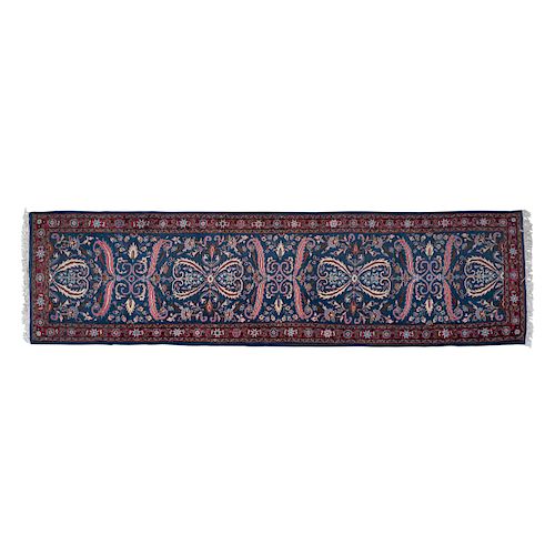 Tapete de pasillo. Irán, Siglo XX. Anudado a mano en fibras de en lana. Decorado con motivos orgánicos en tonos rojo y hueso.