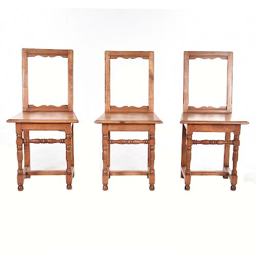 Lote de 3 sillas. Francia. Siglo XX. En talla de madera de nogal. Con respaldo abierto, asientos de madera y fustes compuestos.