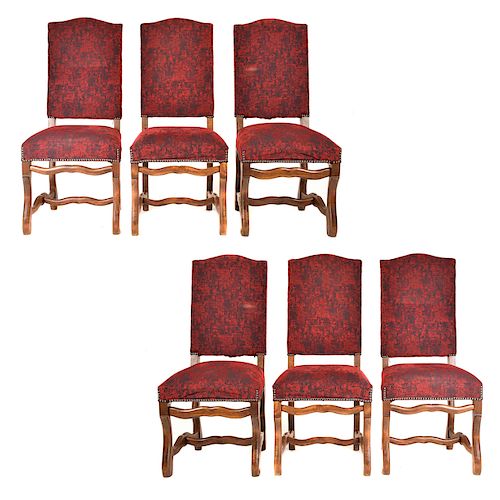 Lote de 6 sillas. Francia. Siglo XX. En talla de madera de roble. Con respaldos semiabiertos y asientos en tapicería color rojo.