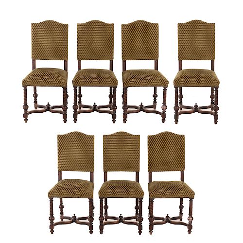 Lote de 7 sillas. Francia. SXX. Estilo Enrique II. En talla de madera de nogal. Con respaldos semiabiertos y asientos en tapicería.
