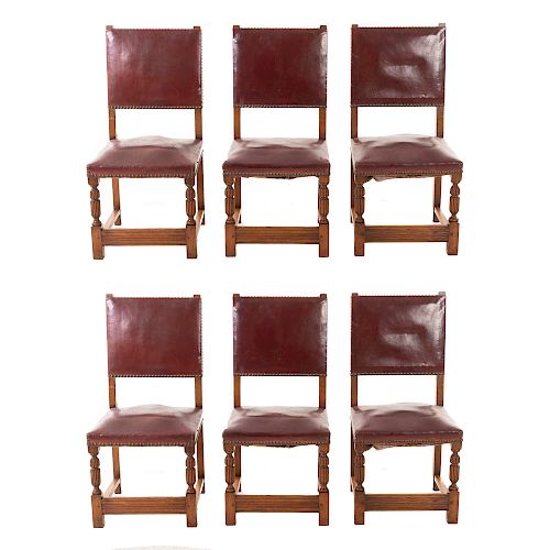 Lote de 6 sillas. Francia. Siglo XX. En talla de madera de roble. Con respaldos semiabiertos y asientos de piel color vino.