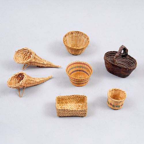 Lote de cestería miniatura. México, siglo XX. Elaborados en mimbre entretijido unos con aplicaciones de textil. Pz: 75