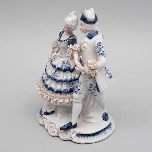 Pareja de galantes. Alemania, Ca. 1900. Elaborados en porcelana estilo Volsktedt acabado brillante y encajes calados.