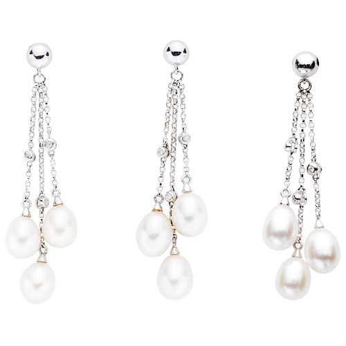 Pendiente y par de aretes con perlas y diamantes en oro blanco de 14k. 9 perlas cultivadas oval. 9 acentos de diamantes. Peso:...