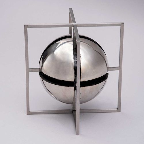 Diego Matthai. La cárcel de la esfera. Escultura en acero inoxidable cromado con madera. 20 x 20 x 20 cm