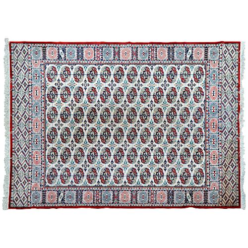 Tapete. Pakistán, siglo XX. Estilo Bokhara. Elaborado en fibras de lana y algodón. Decorado con motivos geométricos sobre fondo marfil.