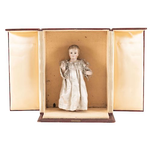 THE INFANT JESUS. MEXICO, 19TH CENTURY. Carved and polychromed wood figure, decorated with glass eyes and linen clothing. Two wooden bases and a glass