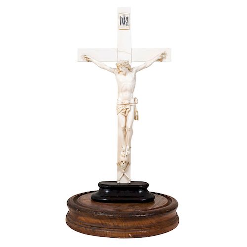 CHRIST. SPAIN, BEGINNING OF THE 20TH CENTURY. Carved ivory figure with ink details. With a double wooden base and a glass cover.