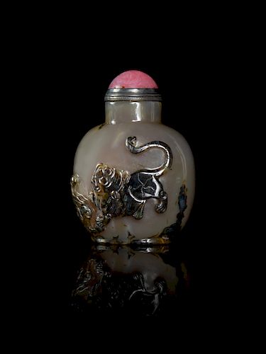A Carved Silhouette Grey Agate Snuff Bottle
Height 2/12 in., 6 cm. 