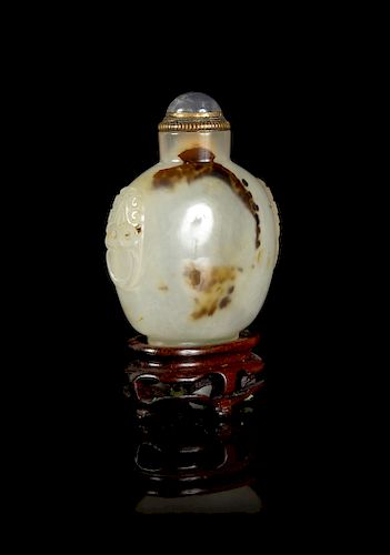 An Agate Snuff Bottle
Height 2 1/4 in., 6 cm. 