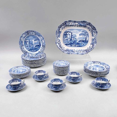Servicio abierto de vajilla. Inglaterra,SXX. Marca Spode. Porcelana estampada decoración azul y blanco. Con diseño Spode 1816. Pz:102