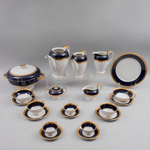Servicio de vajilla. Alemania, siglo XX. Elaborada en porcelana Rosenthal con filos dorados y detalles en azul cobalto. Piezas: 123