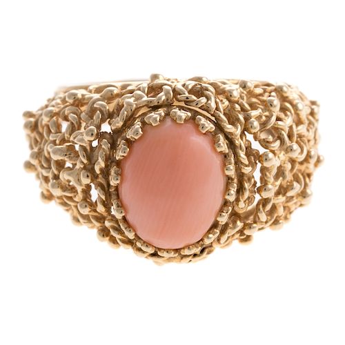 A Ladies Vintage Angel Skin Coral Ring in 14K