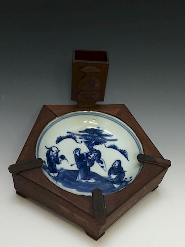 A BLUE AND WHITE  ANTIQUE PORCELAIN PLATE SET IN HARDWOOD CARVING ASH TRAY 