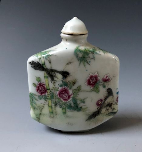  CHINESE ANTIQUE PORCELAIN  SNUFF BOTTLE . 19TH OR EARLY 20TH