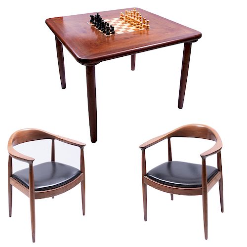 Hans Wegner y manufacturadas por Johannes Hansen para Knoll.Par de sillones JH 503 y mesa de ajedrez .Elaborado en madera de roble.Pz:3