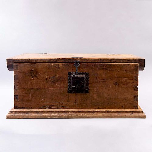 Baúl. Siglo XX. Elaborado en madera con aplicaciones de herrería, acabado rústico, con llave. 41.5 x 98 x 44 cm.