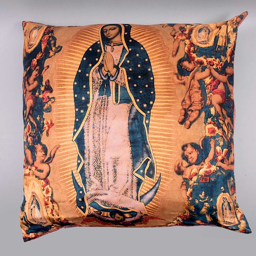 Almohada Vírgen de Guadalupe. Diseño de Pineda Covalín. En seda estampada con terciopelo. 70 x 70 cm