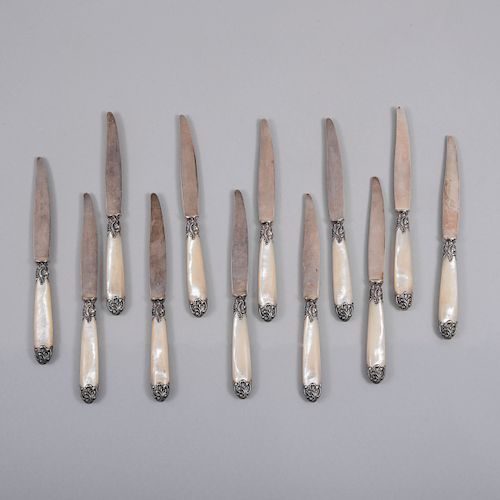 Juego de cuchillos. Inglaterra, principios del siglo XX. Con aplicaciones de plata baja y mangos de concha nacar. Piezas: 12