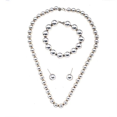 Collar, pulsera y par de aretes en plata .925 de la firma Tiffany & Co. Peso: 90.3 g.