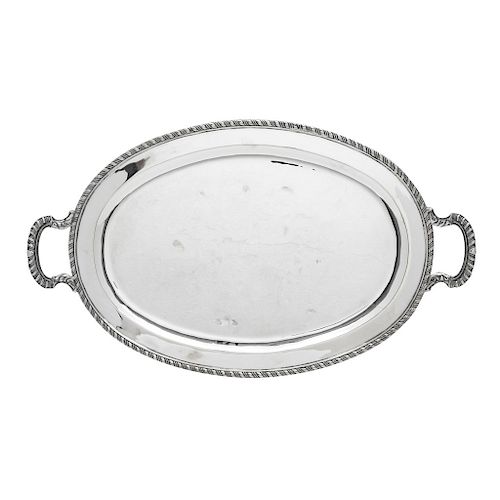 TRAY. MEXICO, 20TH CENTURY. Sterling 0.925 Silver, Brand: JLR (JUVENTINO LÓPEZ REYES). Oval design with pressed edges. 