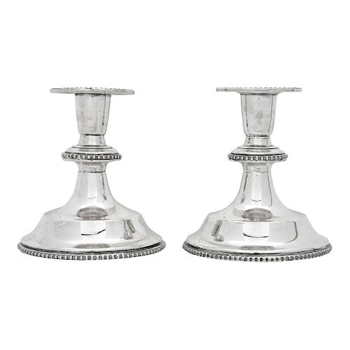 A PAIR OF CANDLESTICKS. MEXICO, 20TH CENTURY. Sterling 0.925 Silver. Smooth design. Decorated with shredded motifs. 