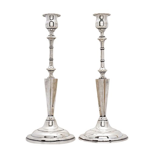 A PAIR OF CANDLESTICKS. MEXICO, 20TH CENTURY. Sterling 0.925 Silver. Smooth geometric designs. 