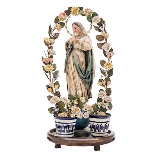 IMMACULATE VIRGIN. MEXICO, BEGINNING OF THE 20TH CENTURY. Carved and polychromed wood, with satin and lace clothing and a garland cloth.  