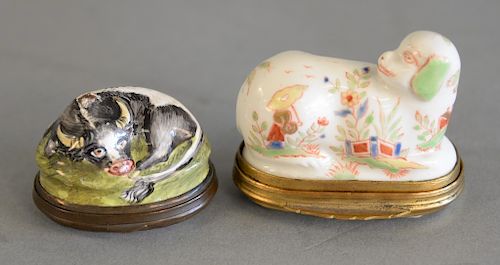Two Bonbonniere boxes including porcelain chantilly style chinoiserie snuff box, possibly Samson with red hunting horn mark, model o...