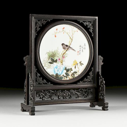 A CHINESE EXPORT FAMILLE ROSE PORCELAIN PLAQUE ON STAND, MODERN,