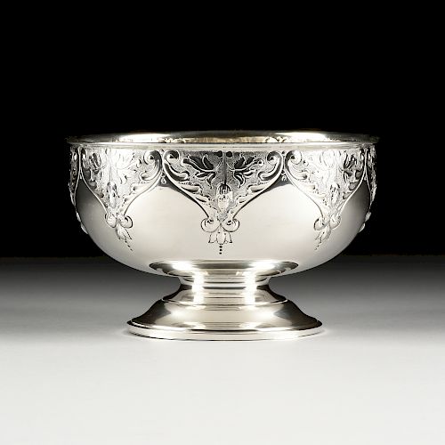 AN EDWARD VII STERLING SILVER CENTER BOWL, BY CHARLES EDWARDS, HALLMARKED, LONDON, 1904,