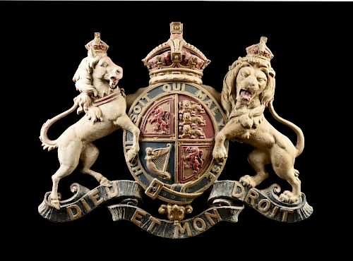 A UNITED KINGDOM ROYAL COAT OF ARMS IN PAINTED METAL, 20TH CENTURY,