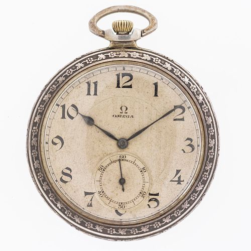 Reloj de bolsillo Omega en plata .900. Movimiento manual. Caja circular de 47 mm en plata .900. Carátula color beige.