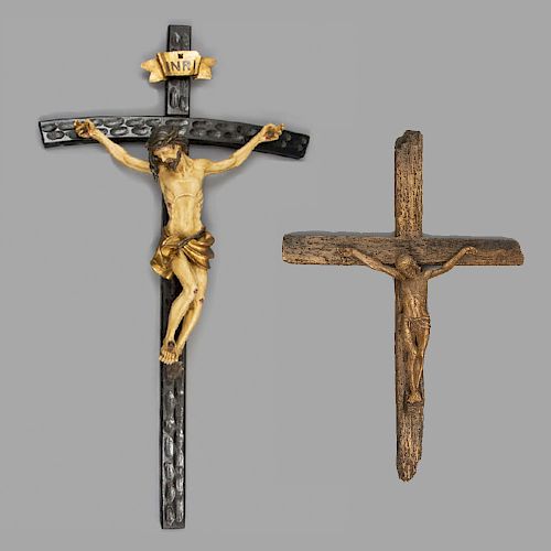 Lote de 2 piezas religiosas. SXX. Consta de: Cristo crucificado. En pasta policromada y Crucifijo. En resina. 127 x 66 x 17 cm. (mayor)