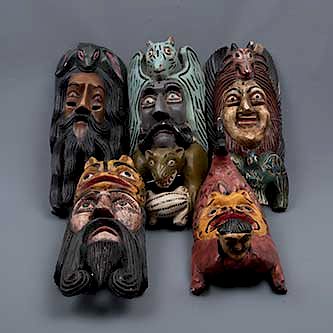 Lote de 5 máscaras. México. Siglo XX. Diseños antropomorfos y zoomorfos. Elaboradas en madera policromada. 56 x 24 x 16 cm. (mayor)
