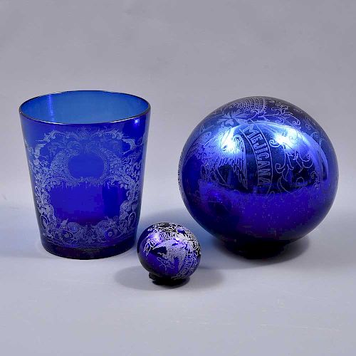 Florero y par de esferas. México. SXX. En vidrio soplado color azul. Decoradas con elementos esgrafiados a mano. 18 x 16 cm.Ø (mayor)