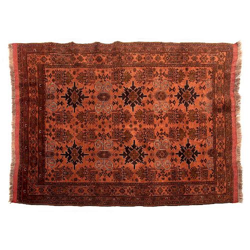 Tapete. Persia, siglo XX. Estilo Kilim. Elaborada en fibras de lana y algodón sobre fondo rojo.