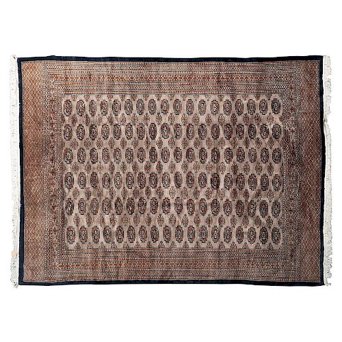 Tapete. Pakistán, siglo XX. Estilo Bokhara. Elaborado en fibras de lana y algodón sobre fondo beige.